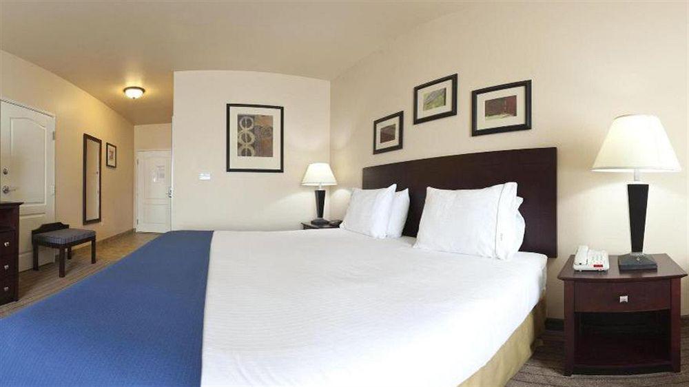 Holiday Inn Express Hotel & Suites Marshall By Ihg Екстериор снимка