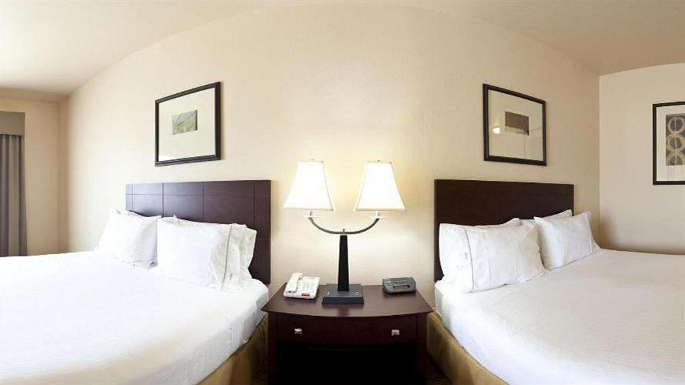 Holiday Inn Express Hotel & Suites Marshall By Ihg Екстериор снимка
