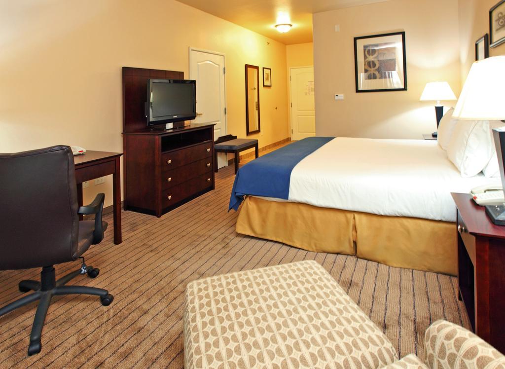 Holiday Inn Express Hotel & Suites Marshall By Ihg Стая снимка