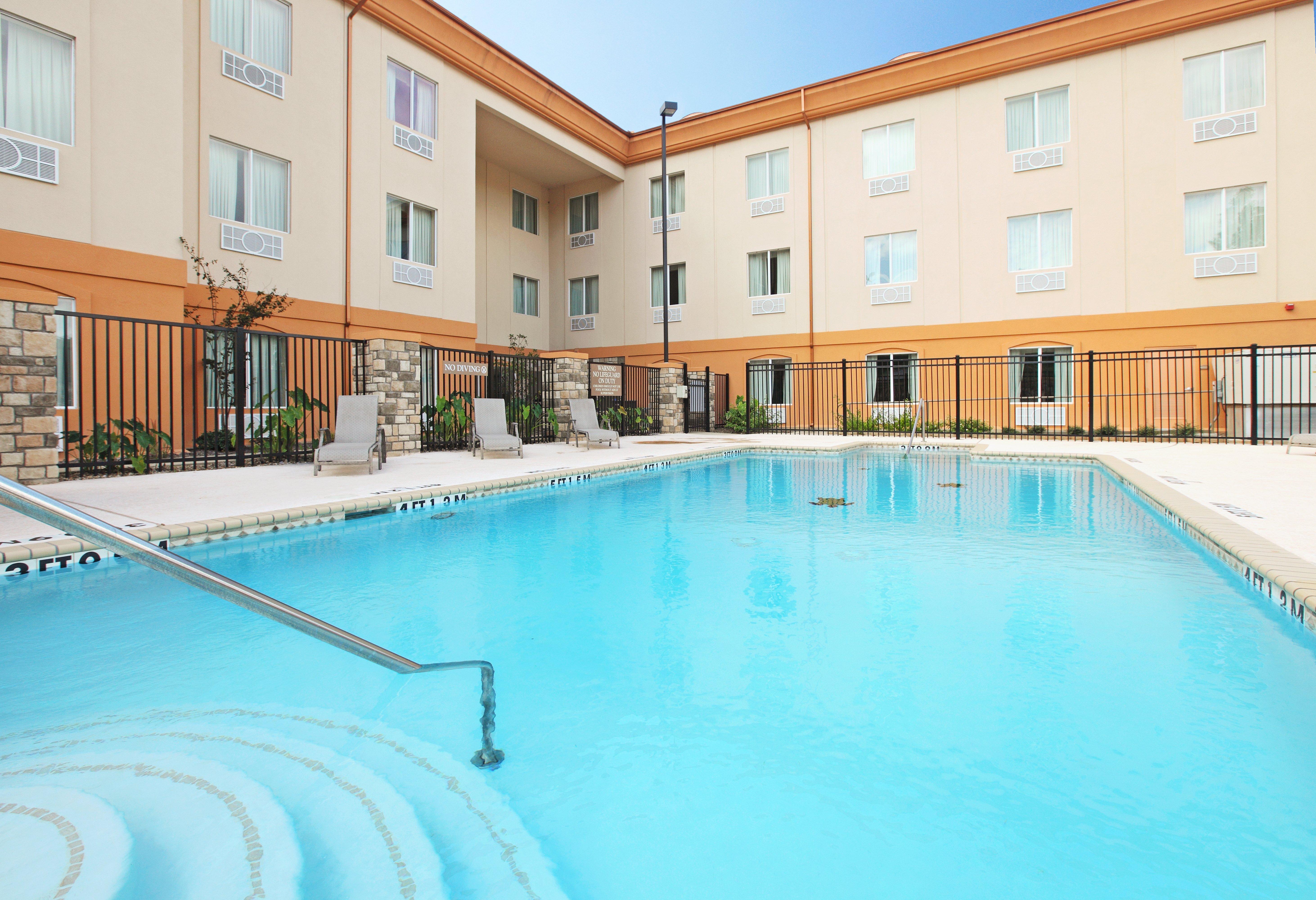 Holiday Inn Express Hotel & Suites Marshall By Ihg Екстериор снимка