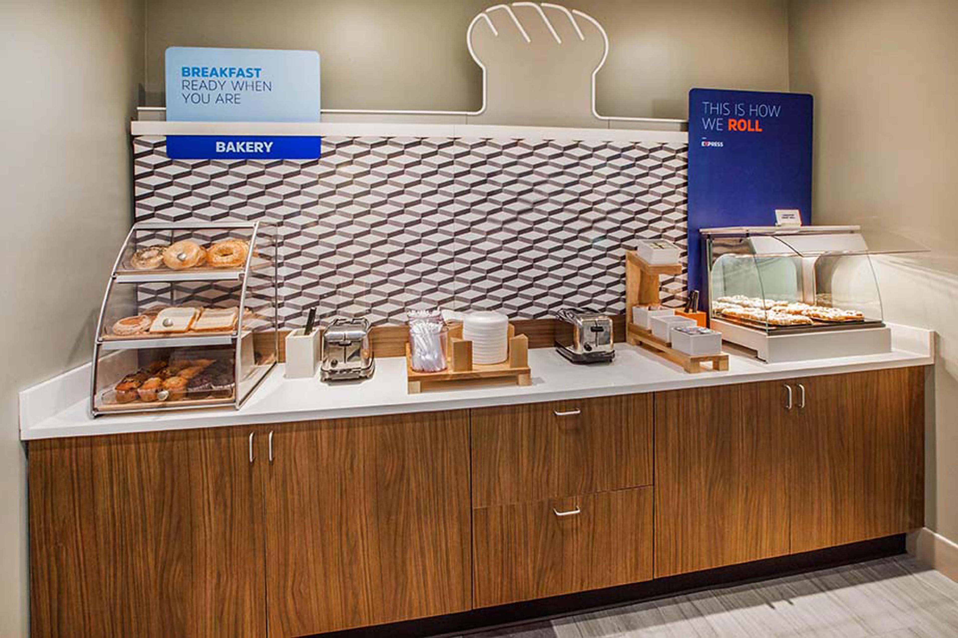 Holiday Inn Express Hotel & Suites Marshall By Ihg Екстериор снимка