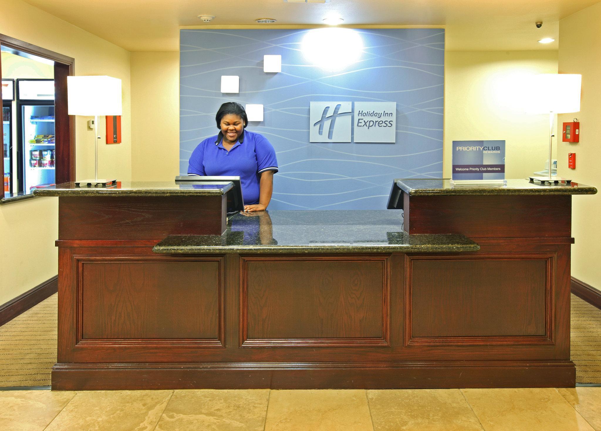 Holiday Inn Express Hotel & Suites Marshall By Ihg Екстериор снимка
