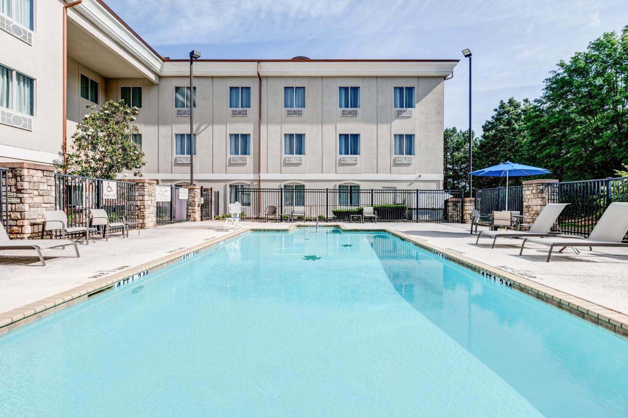 Holiday Inn Express Hotel & Suites Marshall By Ihg Екстериор снимка
