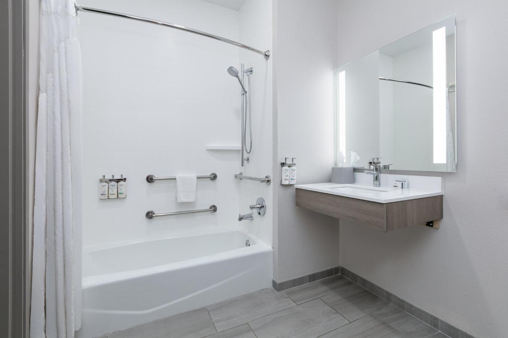 Holiday Inn Express Hotel & Suites Marshall By Ihg Екстериор снимка