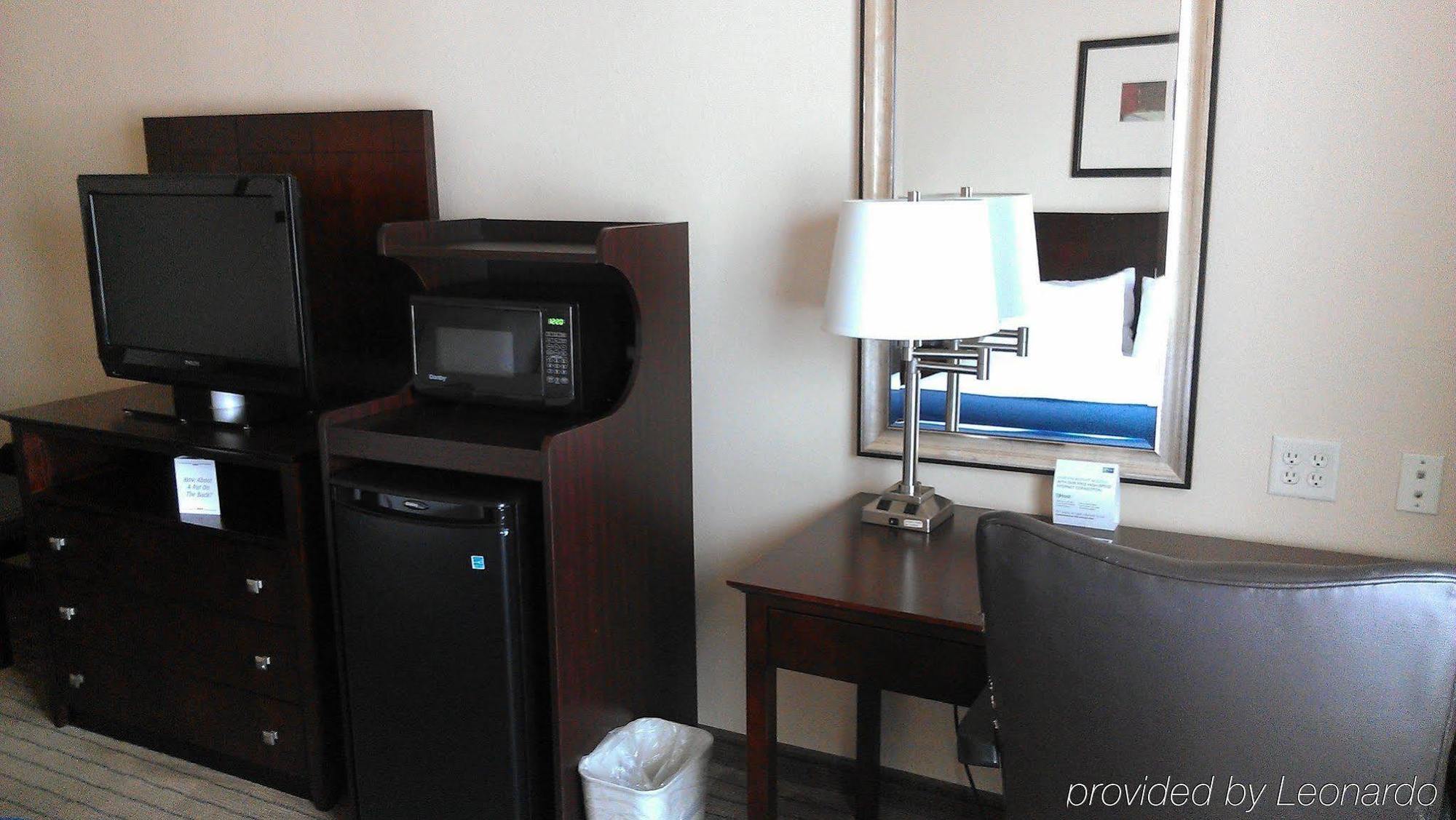 Holiday Inn Express Hotel & Suites Marshall By Ihg Екстериор снимка